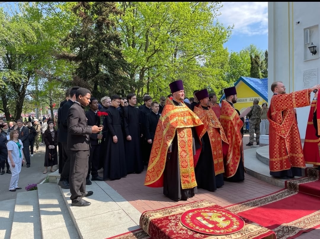 В День Победы протоиерей Александр Филиппов сослужил митрополиту Серафиму в храме Архангела Михаила города Пензы
