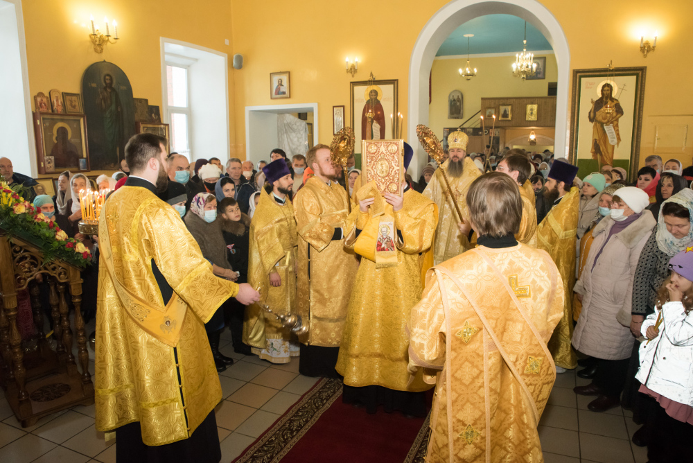 В день памяти святителя Николая Чудотворца митрополит Серафим совершил литургию в нашем храме