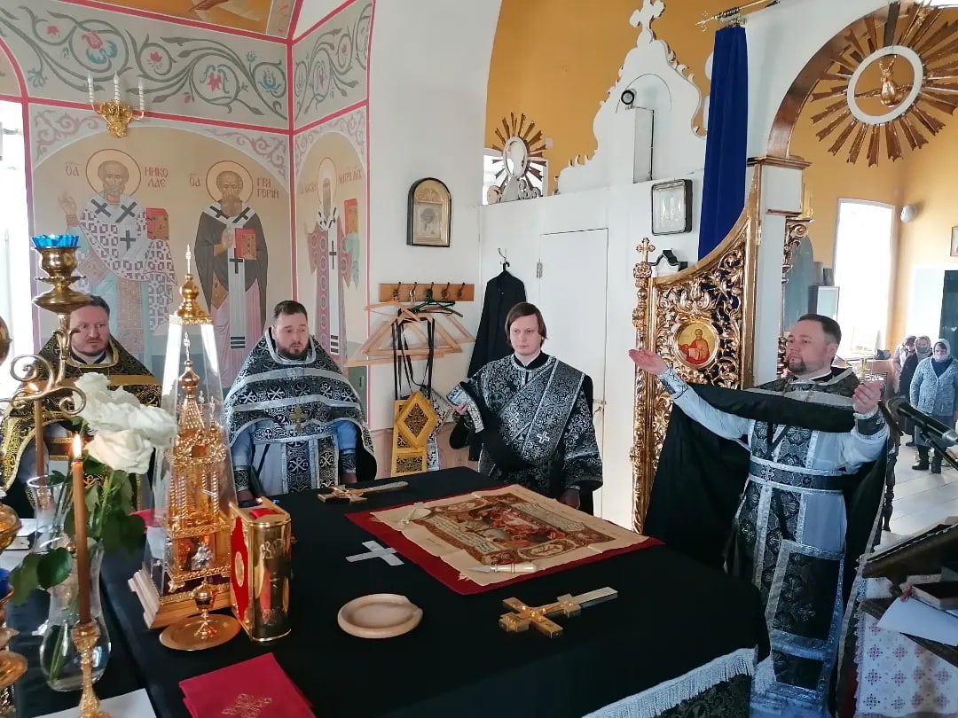 Протоиерей Александр Филиппов совершил Божественную Литургию Преждеосвященных Даров