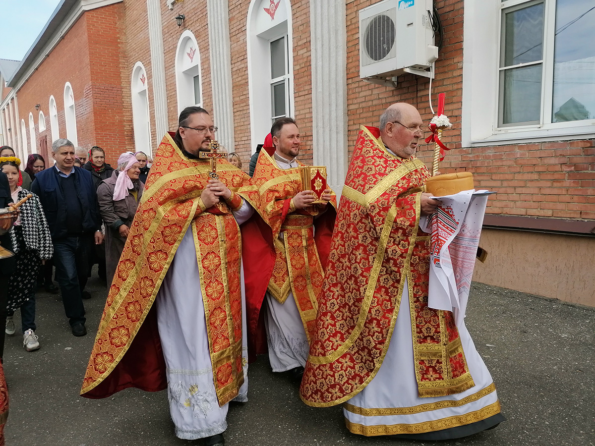 В понедельник Светлой седмицы протоиерей Александр Филиппов совершил Божественную литургию