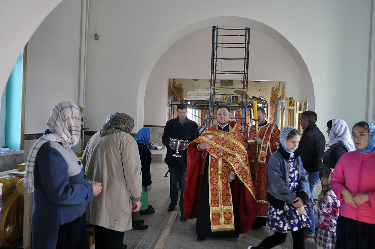 В строящемся храме в честь Святой Живоначальной Троицы в деревне Камайка был совершен водосвятный молебен