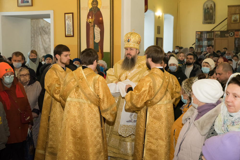 В день памяти святителя Николая Чудотворца митрополит Серафим совершил литургию в нашем храме