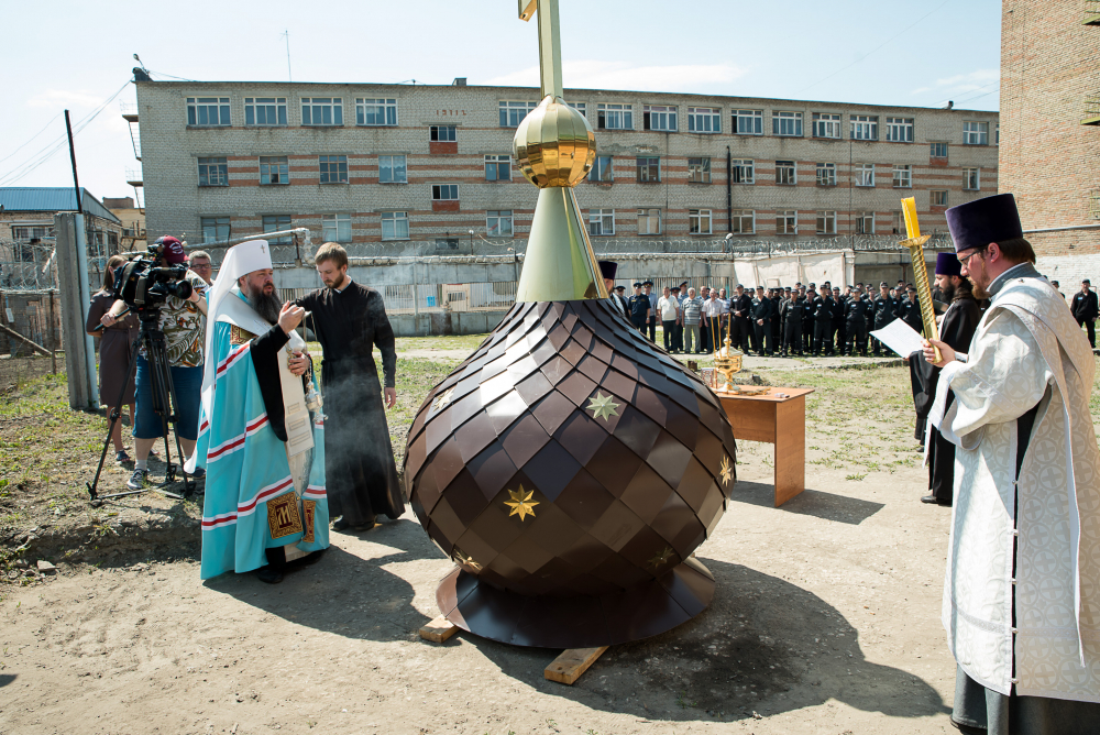 В ИК-7 митрополит Пензенский и Нижнеломовский Серафим освятил крест и купол для храма