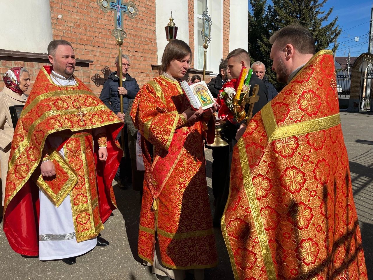 В понедельник Светлой седмицы протоиерей Александр Филиппов совершил Божественную литургию