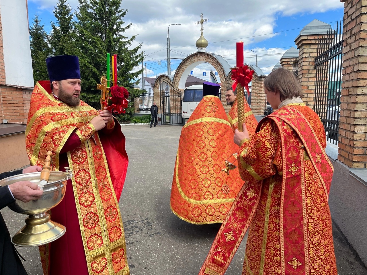 Богослужения в Неделю о расслабленном