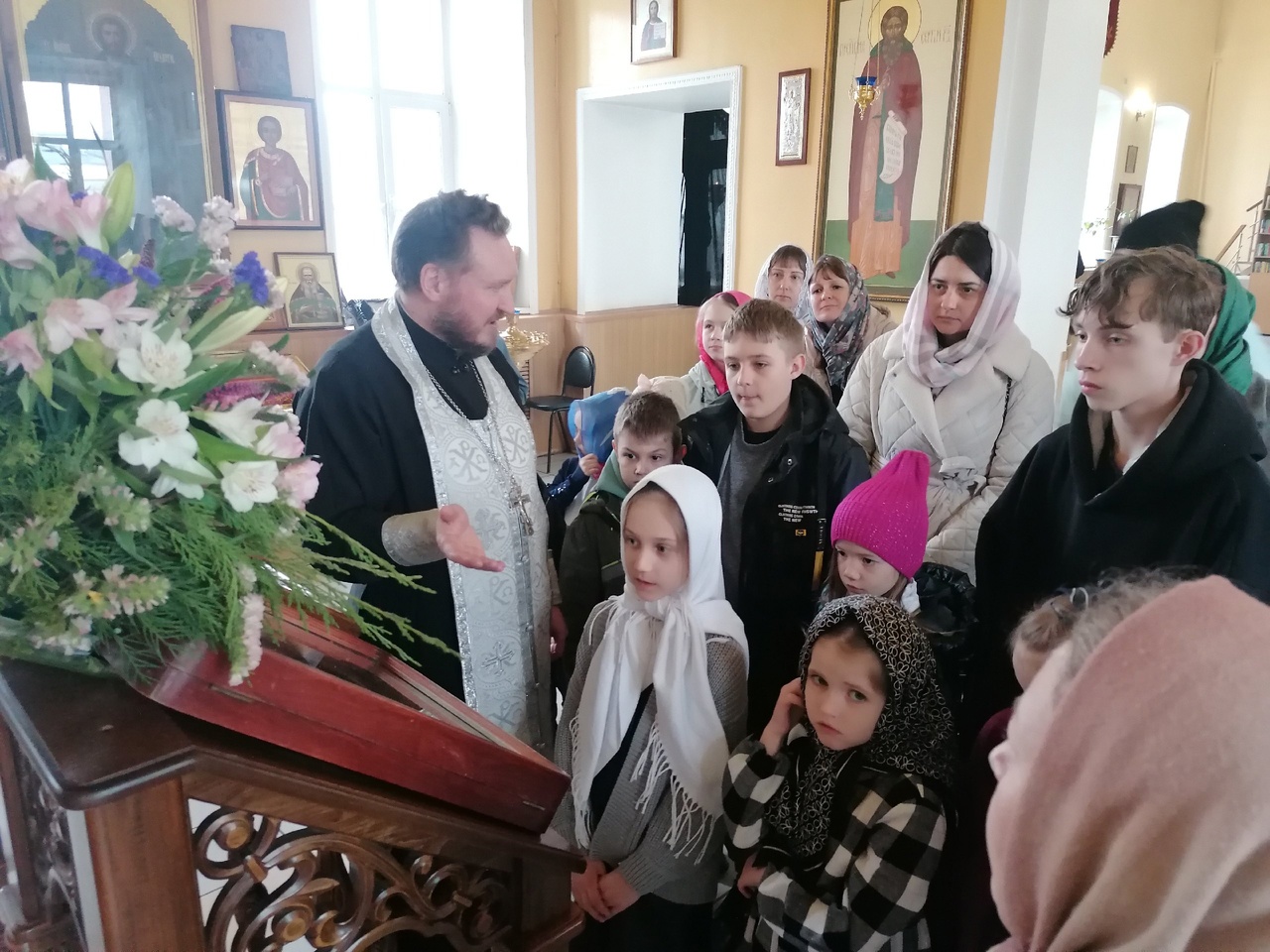 Иерей Сергий Карасёв встретился с учениками средней школы №1 города Спутник