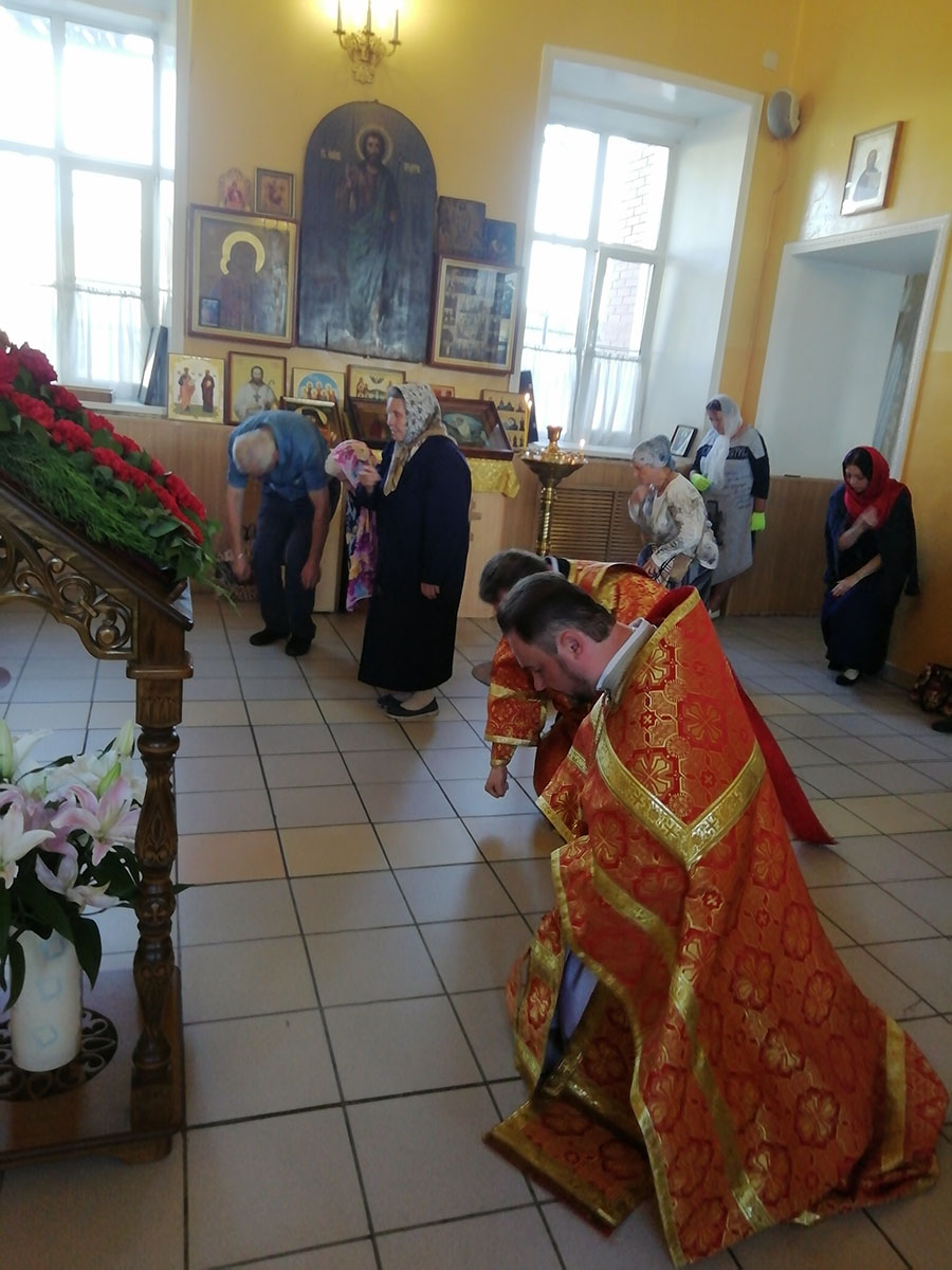 Всенощное бдение в канун празднования Происхождения (изнесения) Честных Древ Животворящего Креста Господня