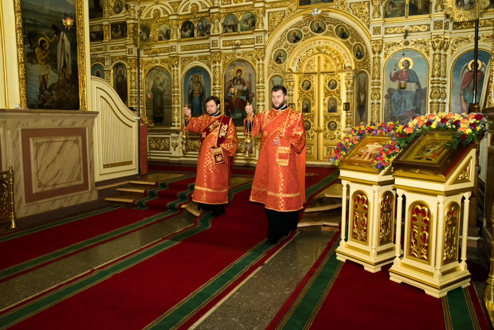 Митрополит Серафим и епископ Митрофан совершили всенощное бдение в Успенском соборе Пензы