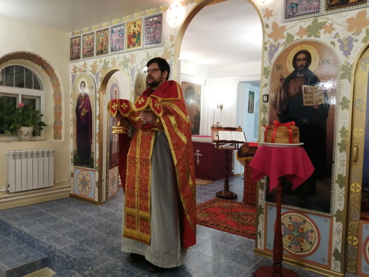 Иерей Сергий Беляков возглавил Пасхальную службу в Михайло-Архангельском молитвенном доме в с.Павло-Куракино 