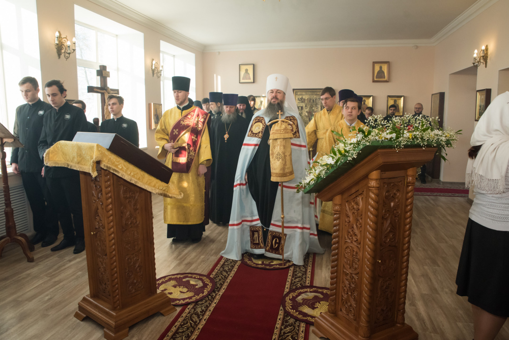 В день престольного праздника в Пензенской духовной семинарии митрополит Серафим наградил протоиерея Александра Филиппова Архиерейской благословенной грамотой