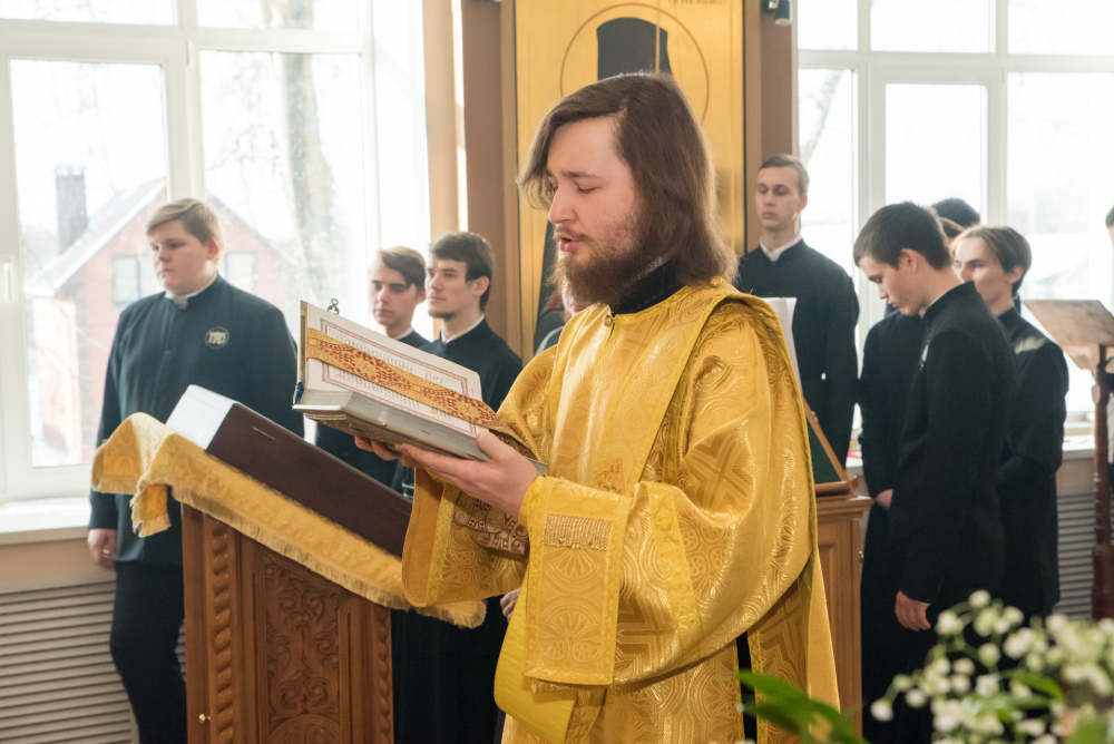 В день престольного праздника в Пензенской духовной семинарии митрополит Серафим наградил протоиерея Александра Филиппова Архиерейской благословенной грамотой