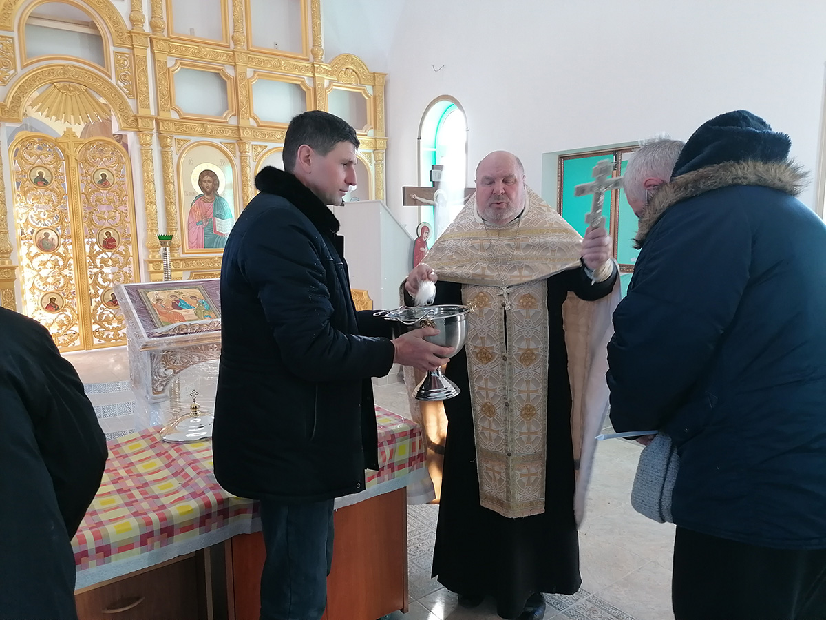 В строящемся храме в честь Святой Живоначальной Троицы в деревне Камайка был совершен водосвятный молебен