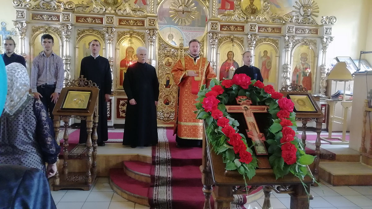 Празднование Происхождения (изнесения) Честных Древ Животворящего Креста Господня