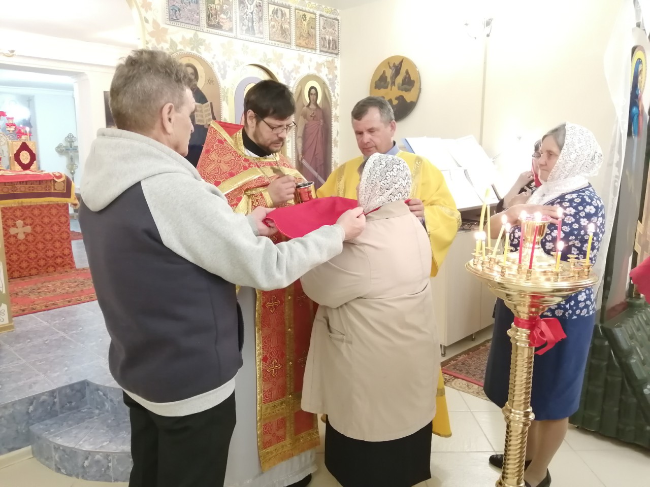 Иерей Сергий Беляков возглавил Пасхальную службу в Михайло-Архангельском молитвенном доме в с.Павло-Куракино 
