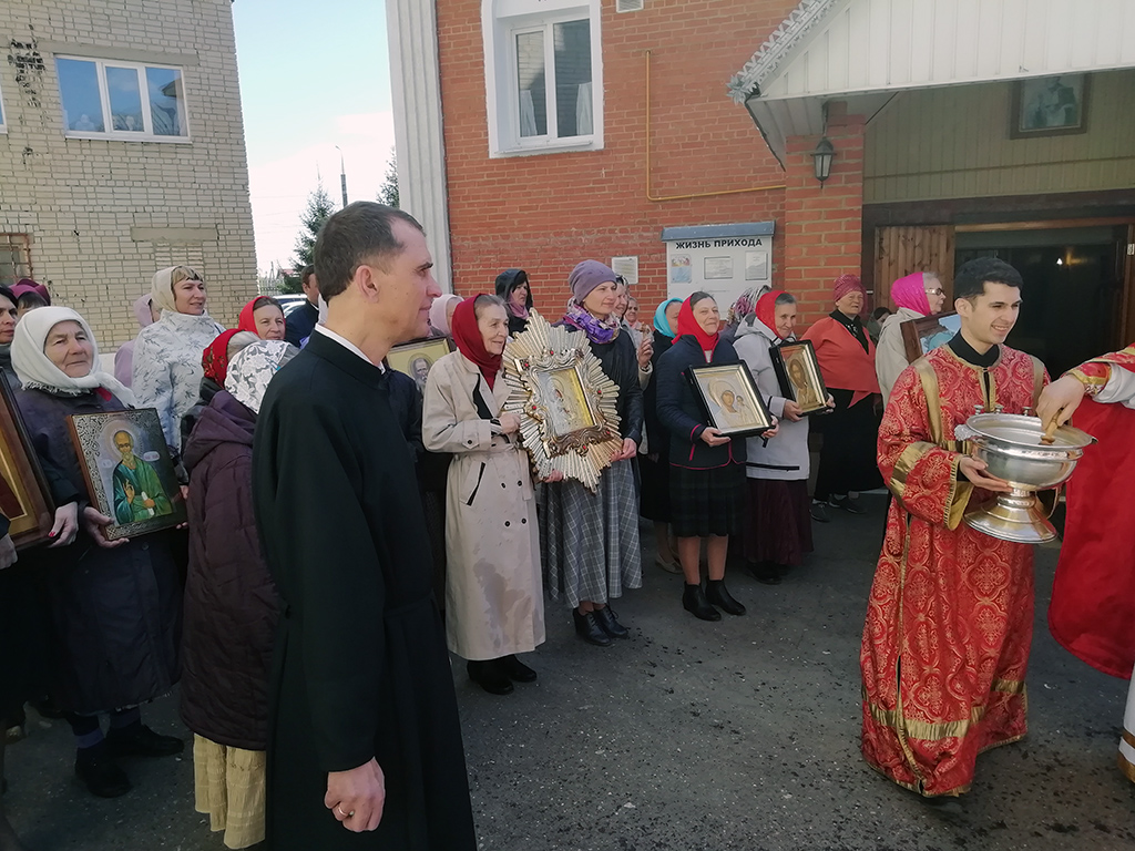 В понедельник Светлой седмицы протоиерей Александр Филиппов совершил Божественную литургию