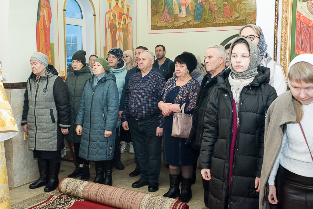 Протоиереи Александр Филиппов и Антоний Шварёв сослужили митрополиту Серафиму за литургией в Троицком храме в деревне Камайка