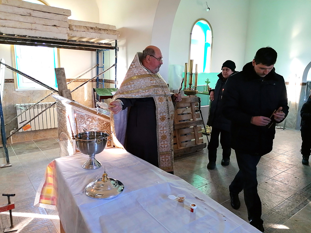 В строящемся храме в честь Святой Живоначальной Троицы в деревне Камайка был совершен водосвятный молебен