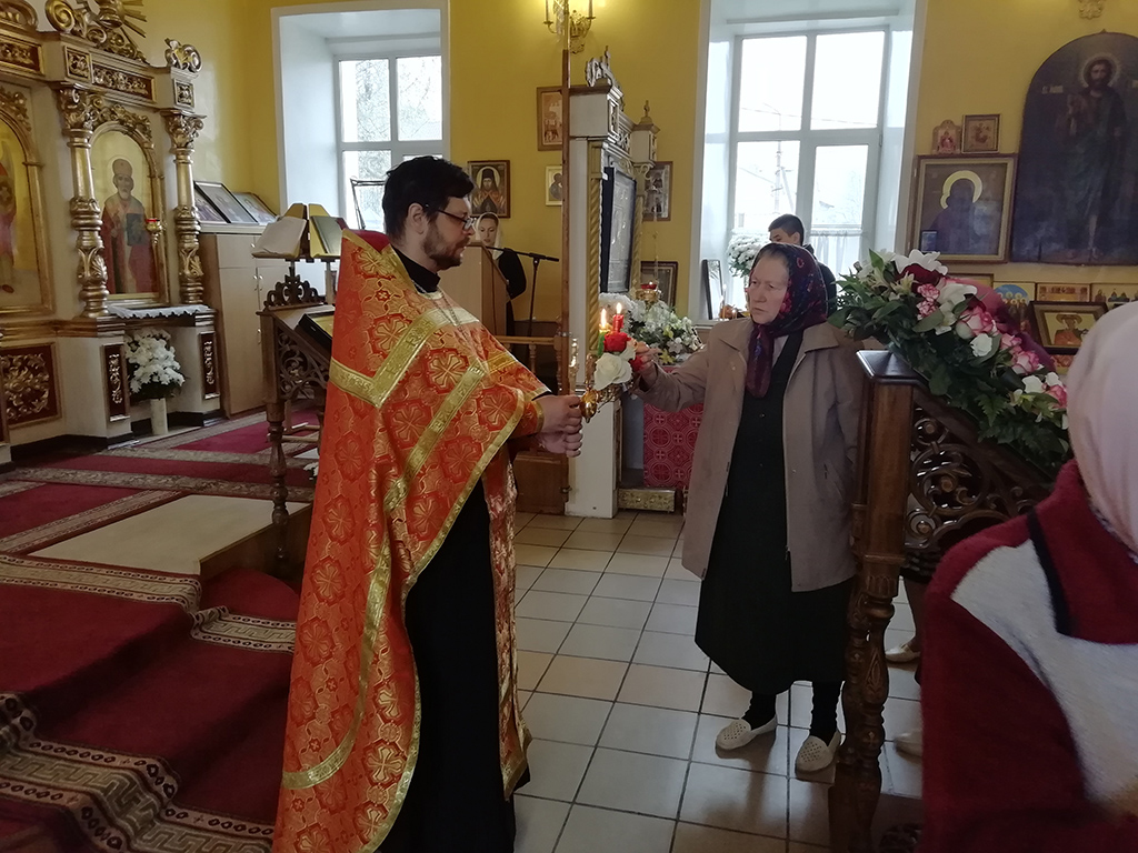 Раздача Благодатного огня за вечерней службой