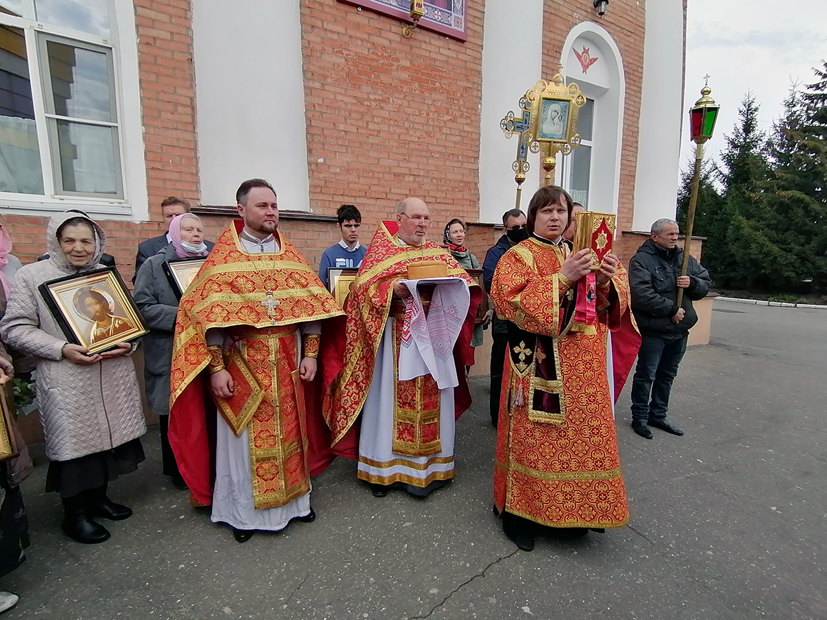 В понедельник Светлой седмицы протоиерей Александр Филиппов совершил Божественную литургию