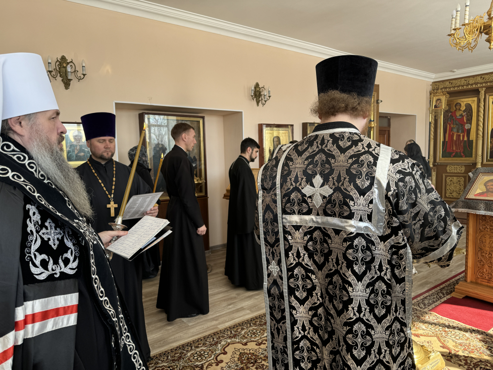 Во вторник первой седмицы Великого поста протоиерей Александр Филиппов сослужил митролиту Серафиму за великопостным богослужением в храме во имя святителя Иннокентия Иркутского при Пензенской духовной семинарии
