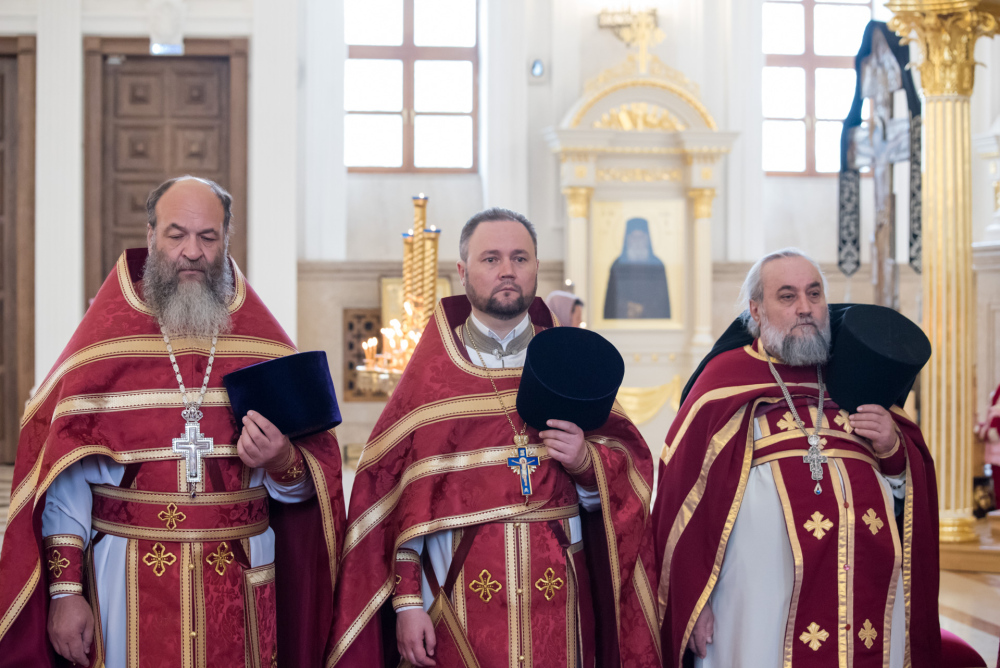 Протоиерей Александр Филиппов сослужил митрополиту Серафиму в Спасском кафедральном соборе