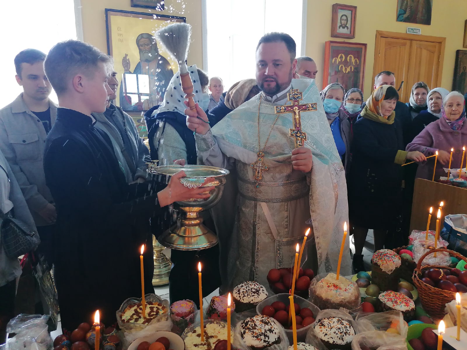 В Великую Субботу протоиерей Александр Филиппов совершил Литургию святителя Василия Великого