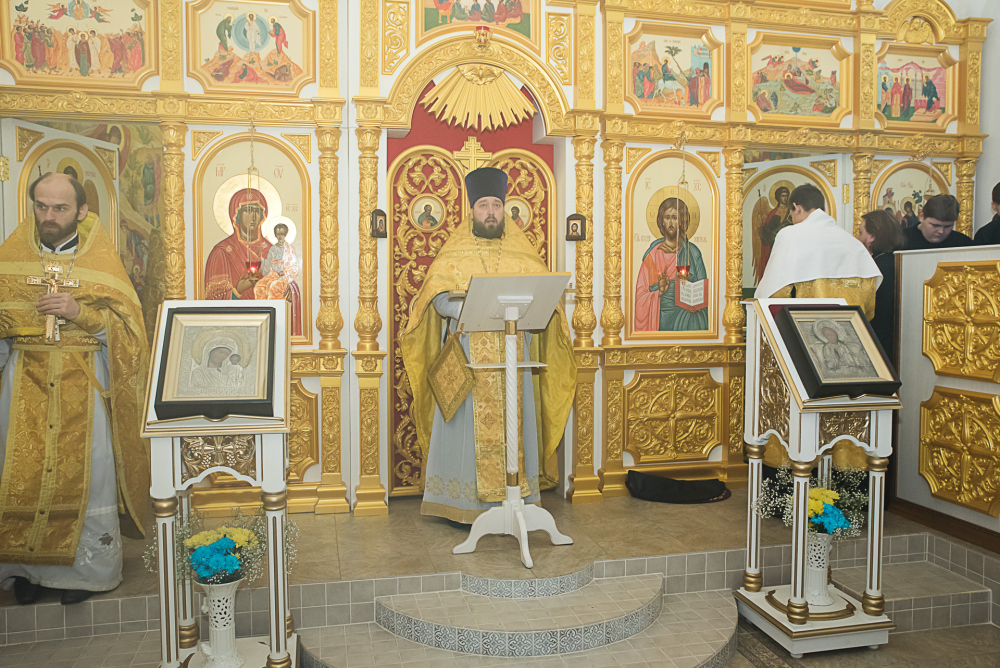Протоиереи Александр Филиппов и Антоний Шварёв сослужили митрополиту Серафиму за литургией в Троицком храме в деревне Камайка