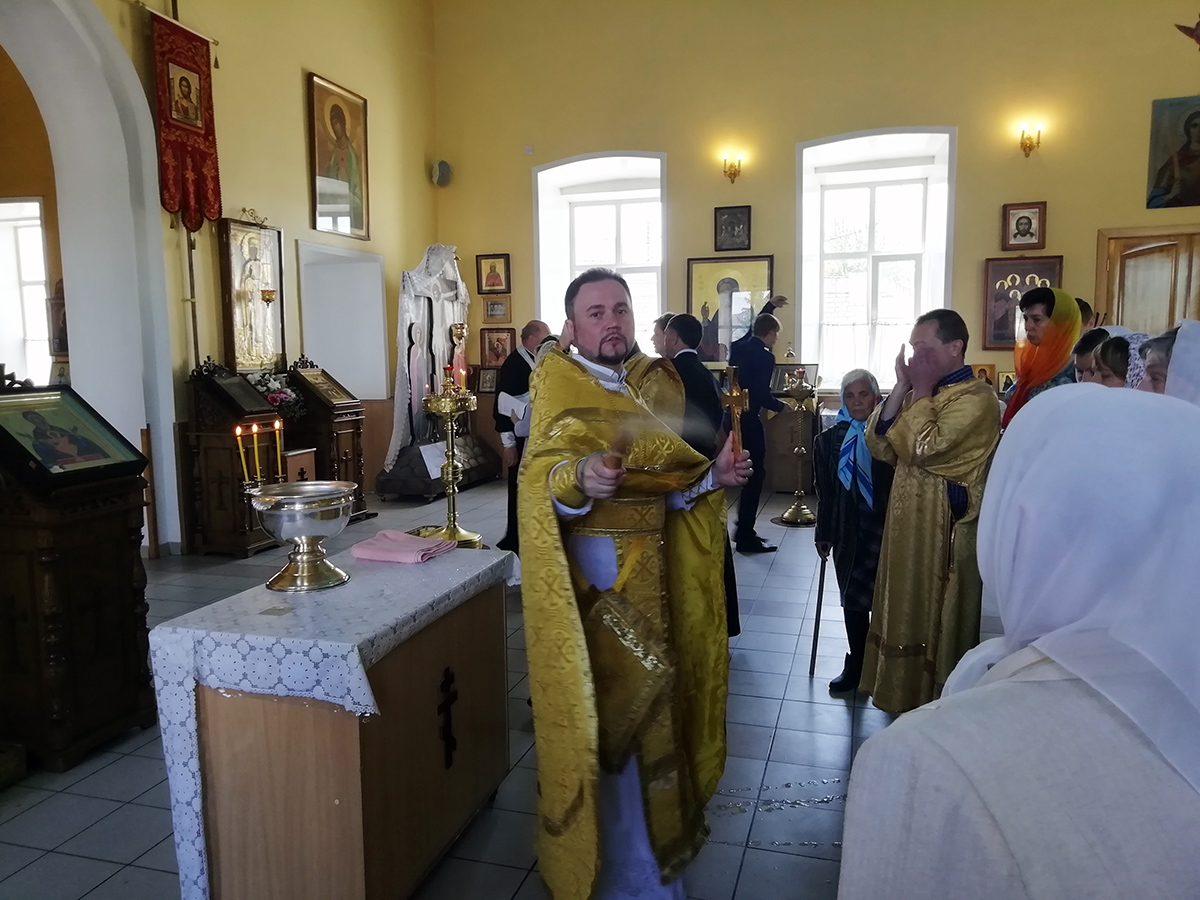 Протоиерей Александр Филиппов совершил литургию и водосвятный молебен с акафистом Божией Матери 