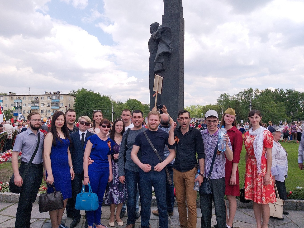 Возложение венка от Союза Православной молодёжи и Молодежного отдела епархии к монументу воинской и трудовой Славы