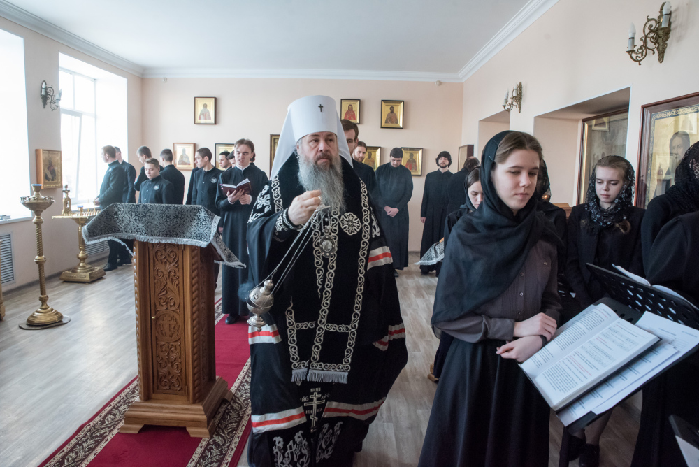 В понедельник первой седмицы Великого поста протоиерей Александр Филиппов сослужил митролиту Серафиму за великопостным богослужением в храме во имя святителя Иннокентия Иркутского при Пензенской духовной семинарии