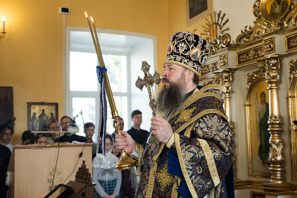 В Неделю Крестопоклонную митрополит Серафим совершил Литургию в нашем храме
