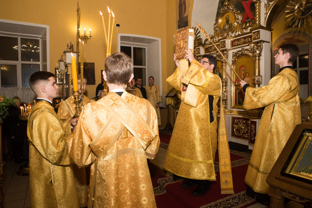 В канун престольного праздника митрополит Серафим возглавил всенощное бдение в нашем храме