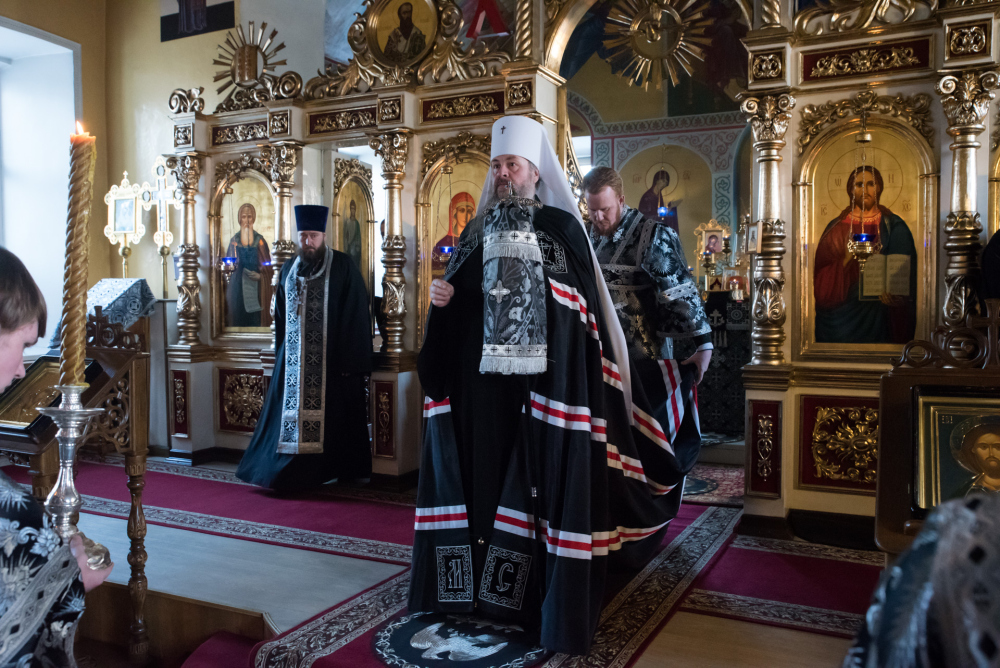  Митрополит Серафим совершил повечерие с чтением Великого канона преподобного Андрея Критского в Никольском храме в Терновке