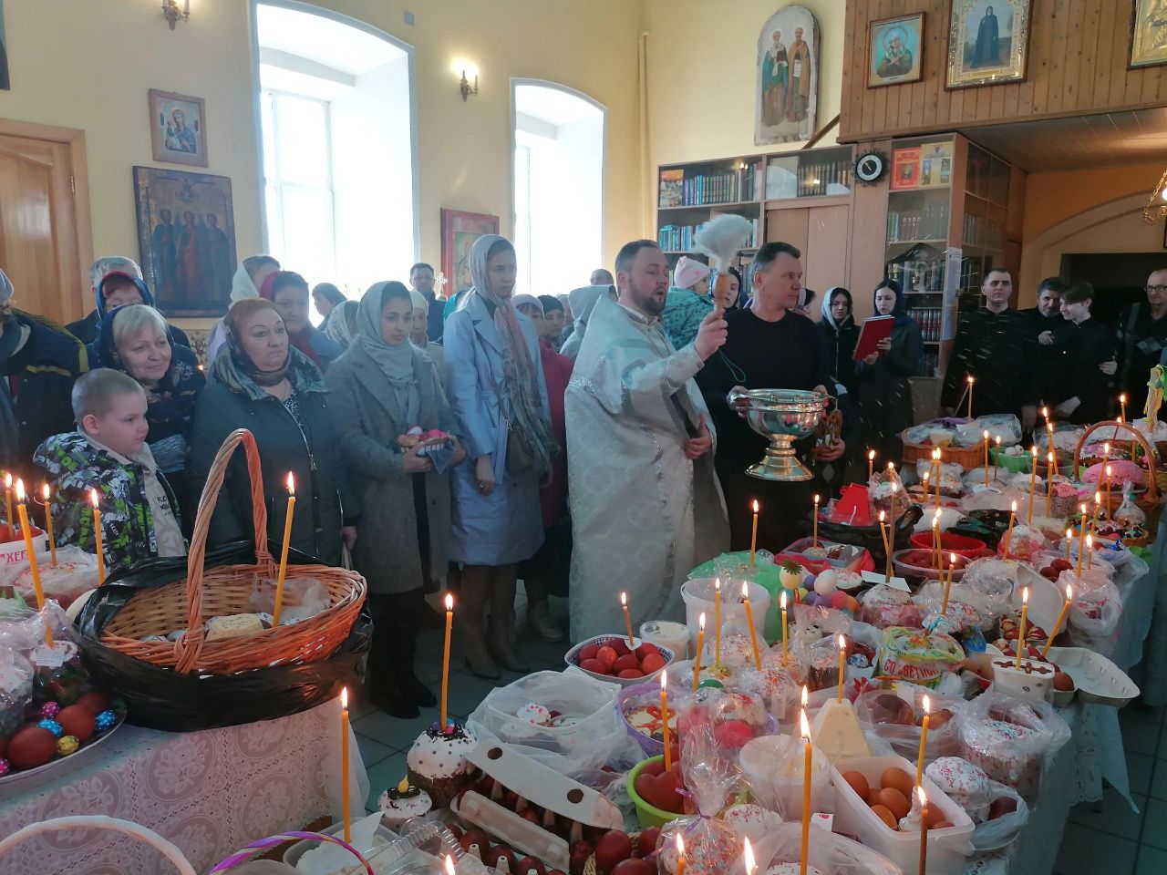 В Великую Субботу протоиерей Александр Филиппов совершил Литургию святителя Василия Великого