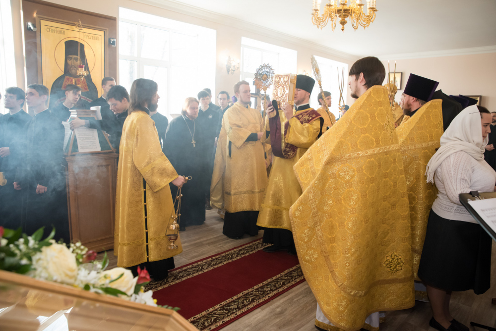 В день престольного праздника в Пензенской духовной семинарии митрополит Серафим наградил протоиерея Александра Филиппова Архиерейской благословенной грамотой