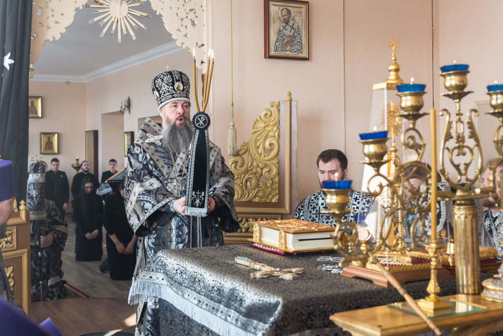 Протоиерей Александр Филиппов сослужил митрополиту Серафиму за литургией в храме святителя Иннокентия Иркутского при семинарии