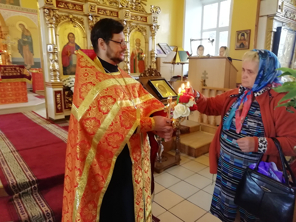 Раздача Благодатного огня за вечерней службой