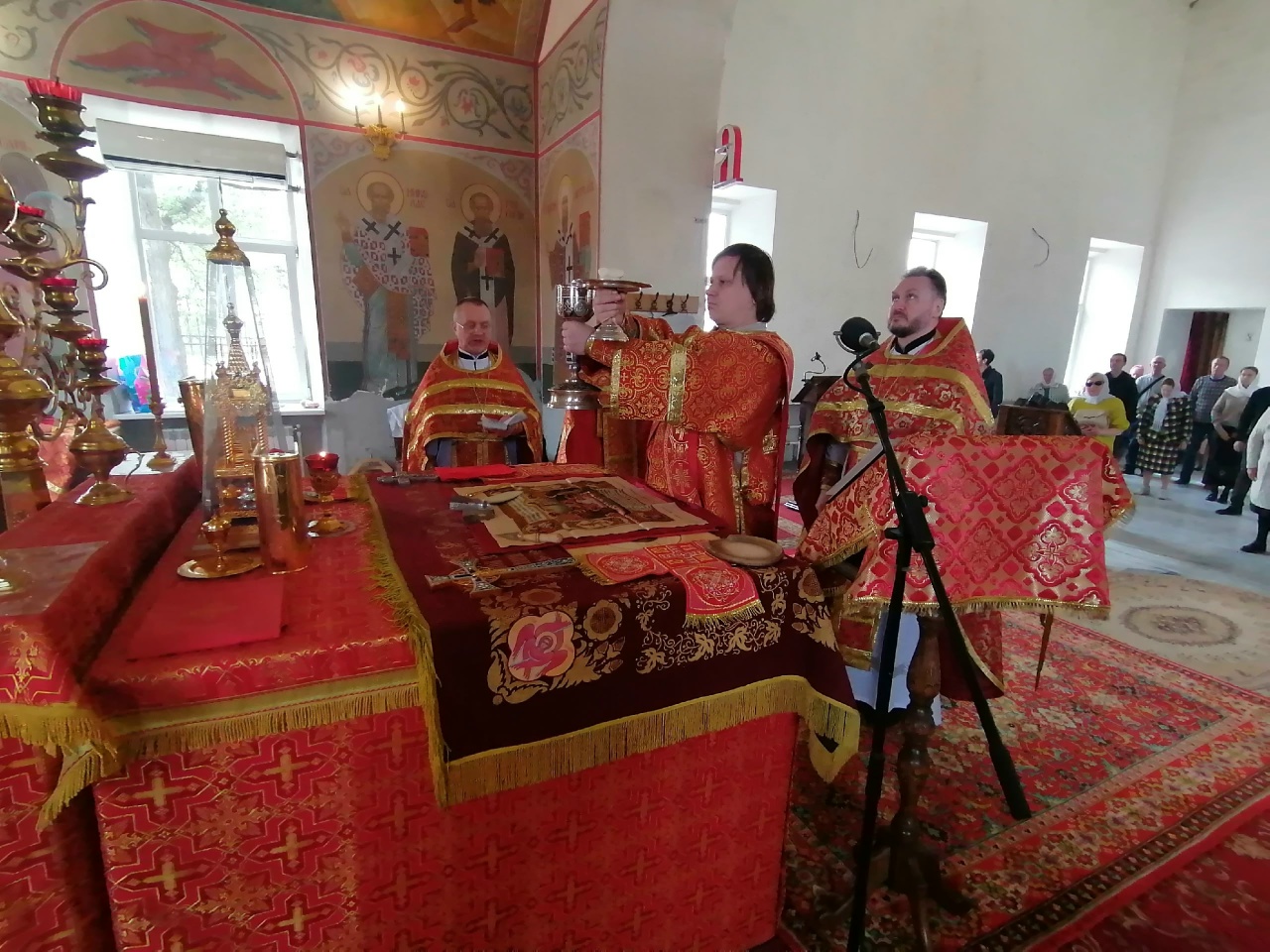 Богослужения в День Победы