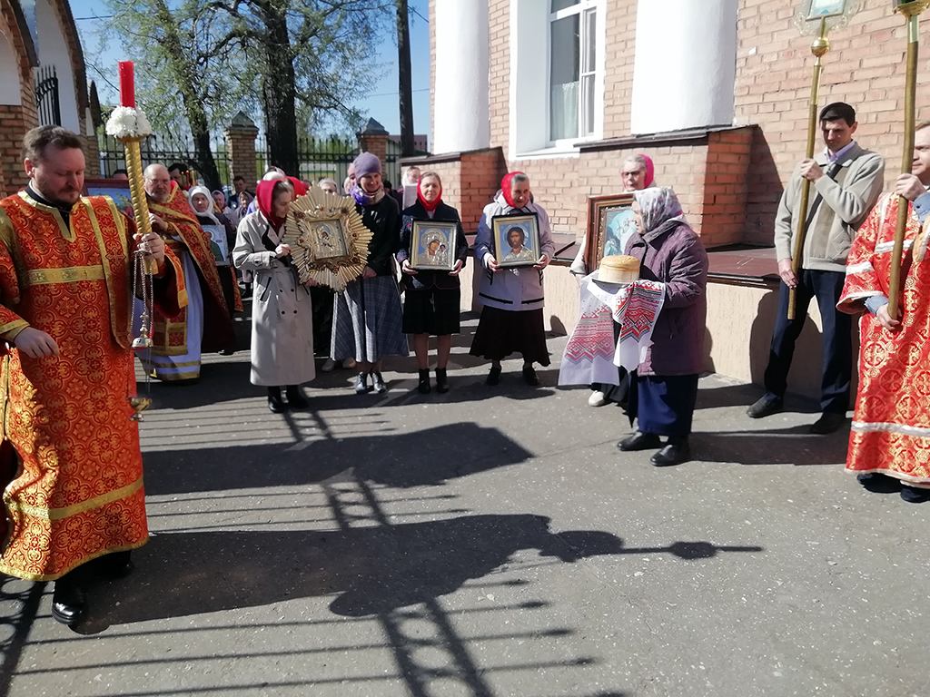 В понедельник Светлой седмицы протоиерей Александр Филиппов совершил Божественную литургию