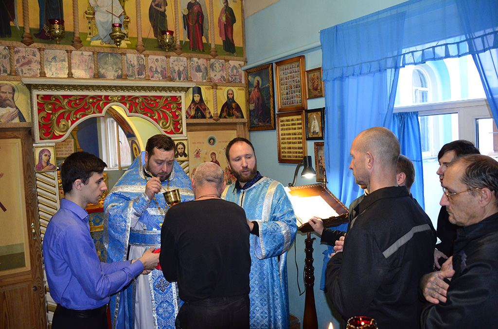 В день празднования иконы Божией Матери "Всех скорбящих радость" клирики нашего храма совершили божественную литургию в ИК-5