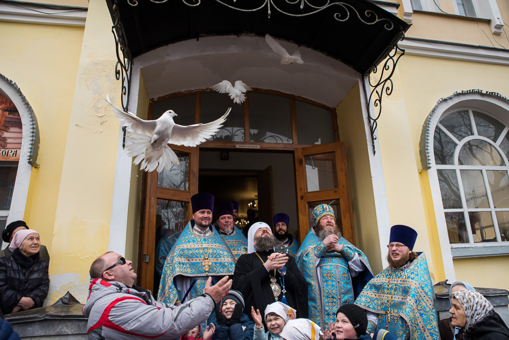 В праздник Благовещения Пресвятой Богородицы митрополит Серафим наградил протоиерея Александра Филиппова крестом с украшениями