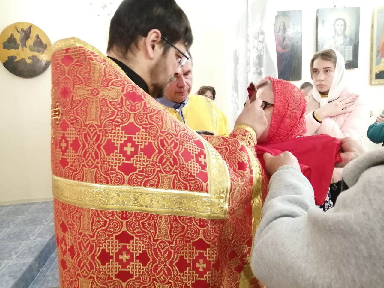 Иерей Сергий Беляков возглавил Пасхальную службу в Михайло-Архангельском молитвенном доме в с.Павло-Куракино 