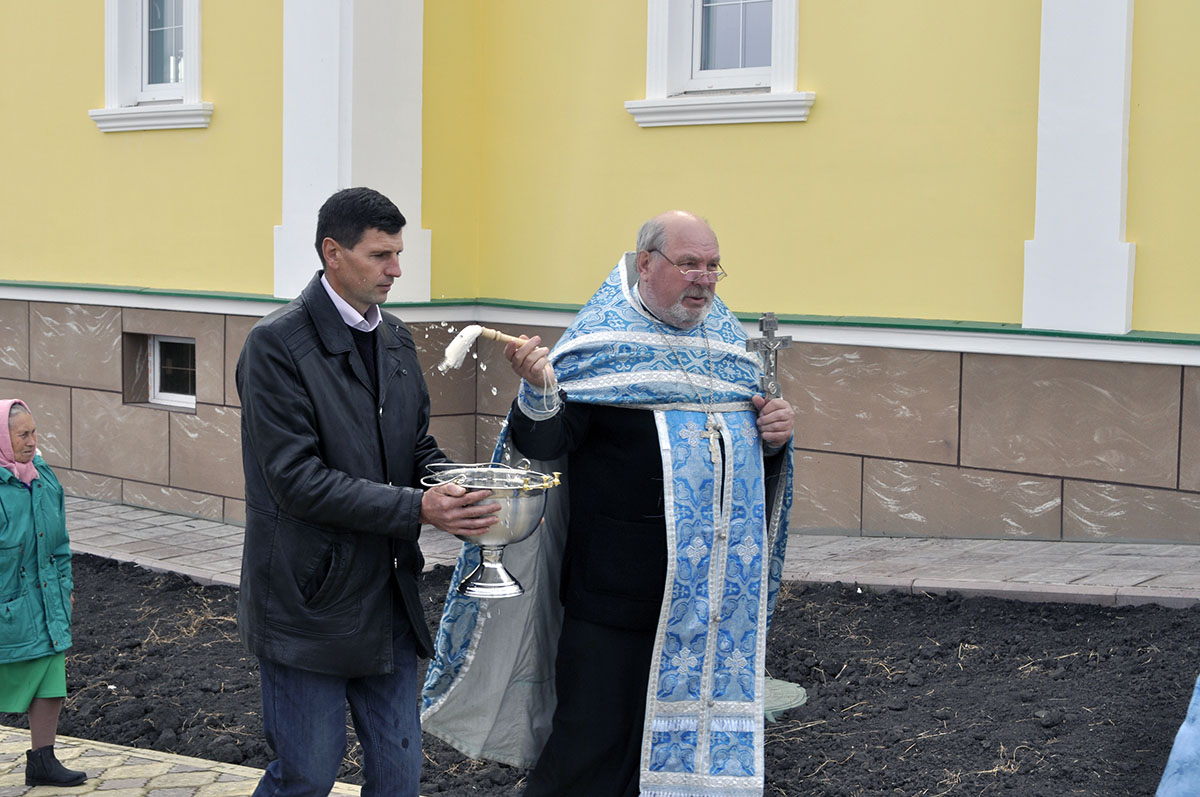 В строящемся храме в честь Святой Живоначальной Троицы в деревне Камайка был совершен молебен на освящение колокола