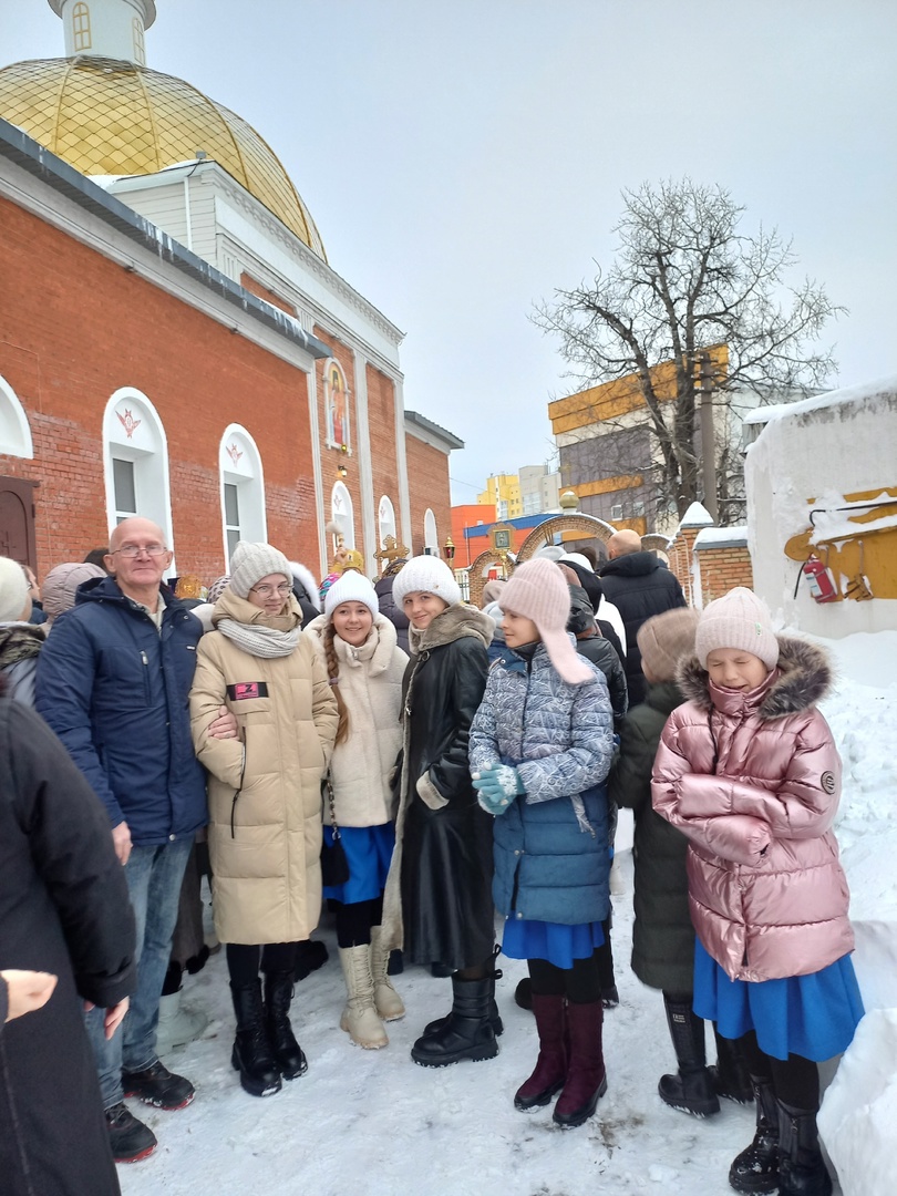 Детский хор приветствовал митрополита Серафима перед литургией