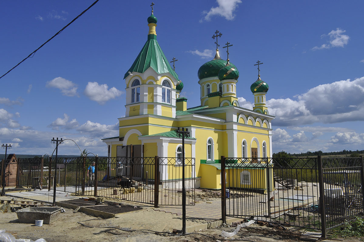 В строящемся храме в честь Святой Живоначальной Троицы в деревне Камайка был совершен водосвятный молебен