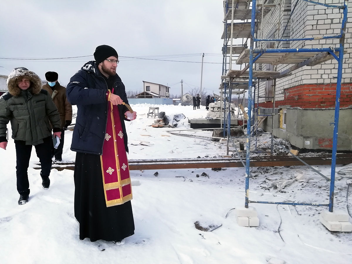 Иерей Евгений Климчев совершил молебен около строящегося храма Живоначальной Троицы в деревне Камайка