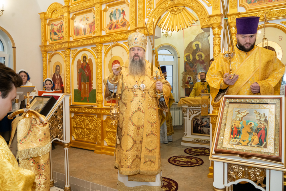 В Неделю 22-ю по Пятидесятнице митрополит Серафим совершил литургию в Троицком храме деревни Камайка