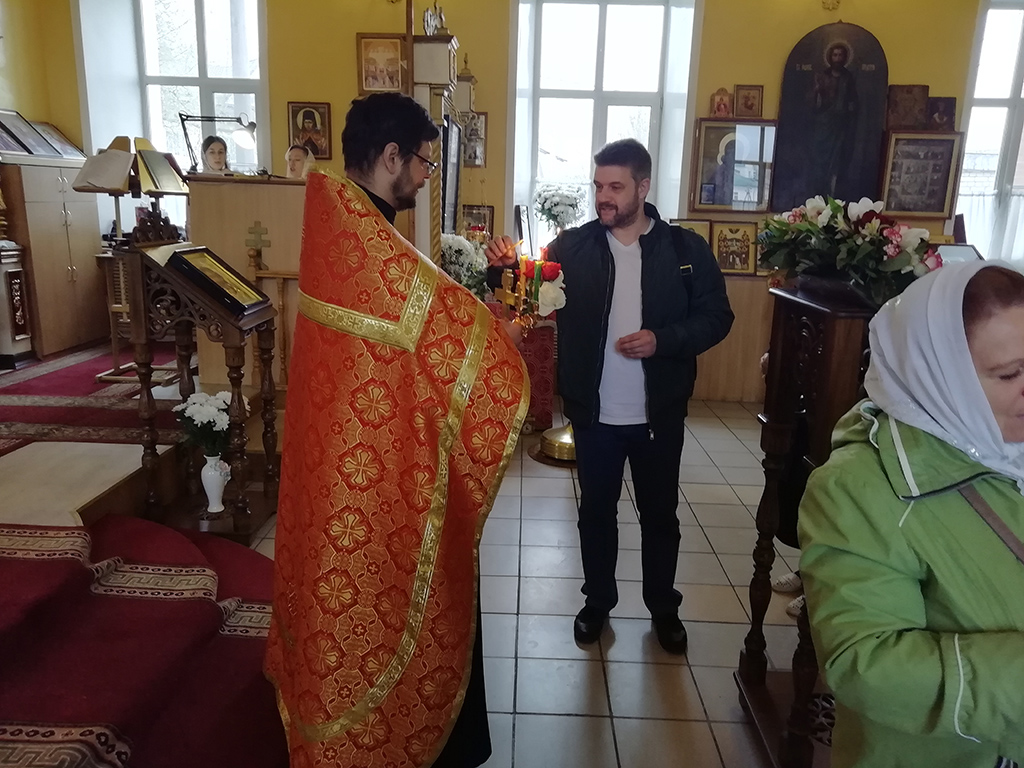 Раздача Благодатного огня за вечерней службой