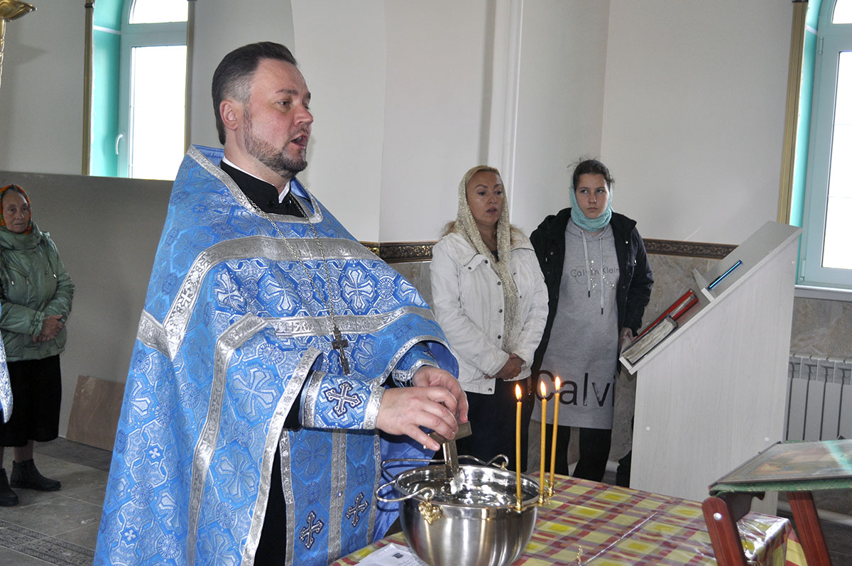 В строящемся храме в честь Святой Живоначальной Троицы в деревне Камайка был совершен водосвятный молебен
