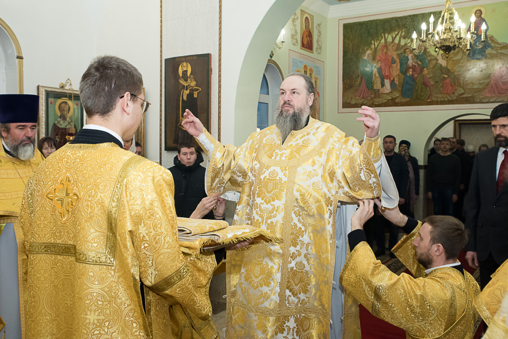 Протоиереи Александр Филиппов и Антоний Шварёв сослужили митрополиту Серафиму за литургией в Троицком храме в деревне Камайка